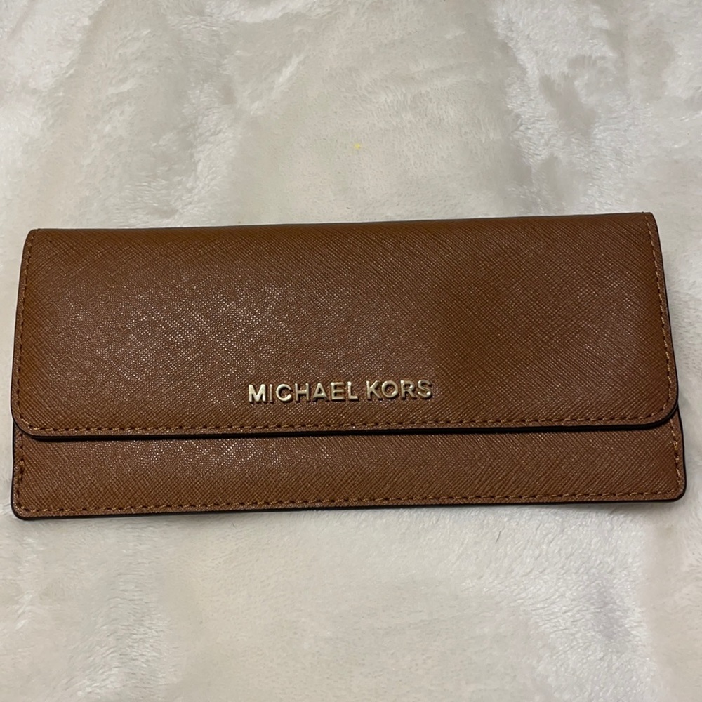 Slim and Sleek Michael Kors Wallet!